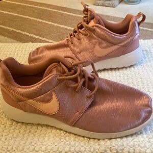 Women’s 6.5 pink and white Nike athletic shoes.